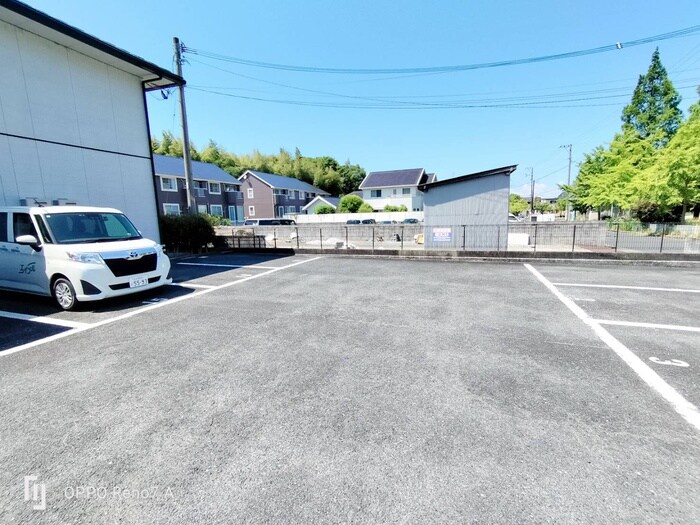 物件外観写真2　(駐車場)