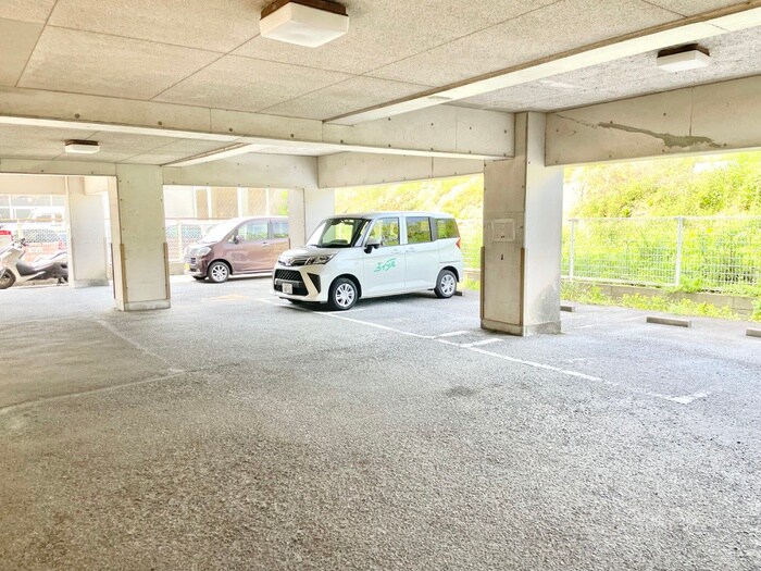 物件外観写真2　(駐車場)