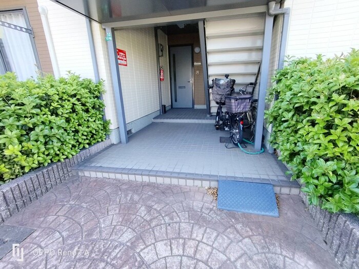 物件外観写真3　(エントランス部分)