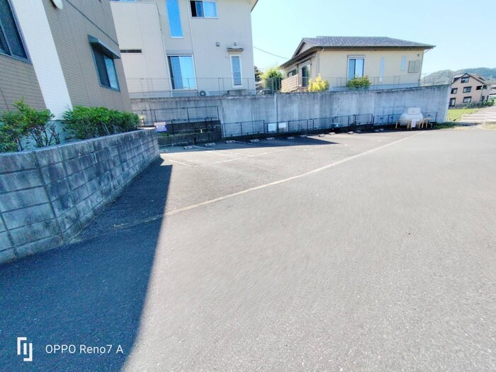 物件外観写真5　(駐車場)