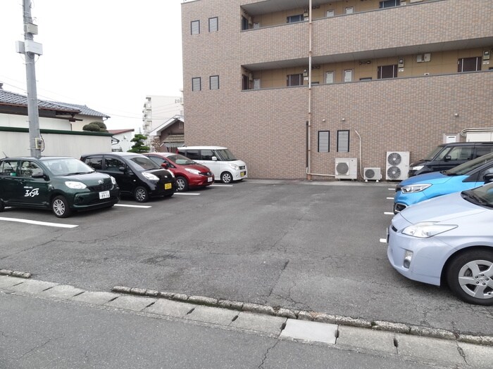 物件外観写真2　(駐車場)
