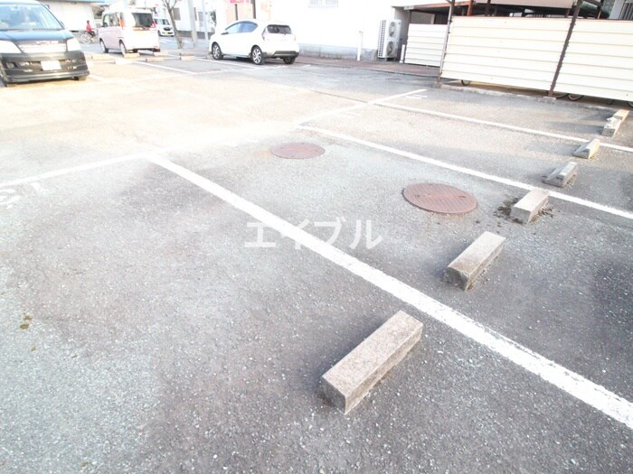 物件外観写真2　(駐車場)
