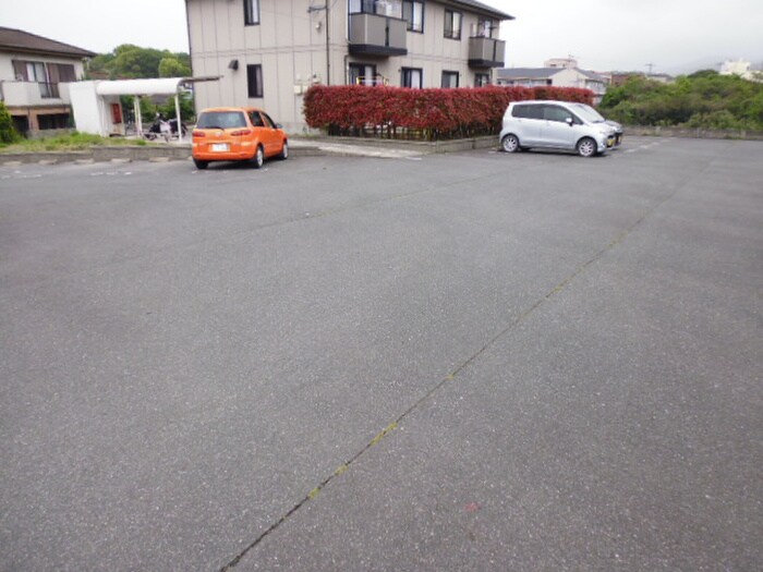 物件外観写真2　(駐車場)