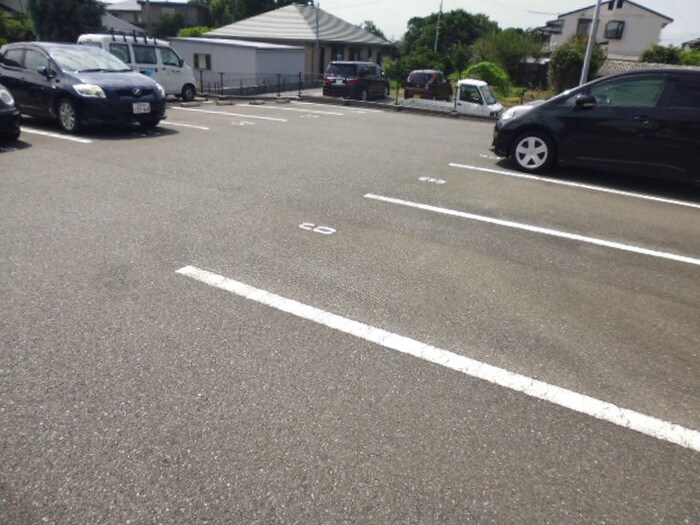 物件外観写真3　(駐車場)