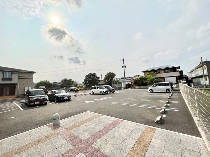 物件外観写真2　(駐車場)