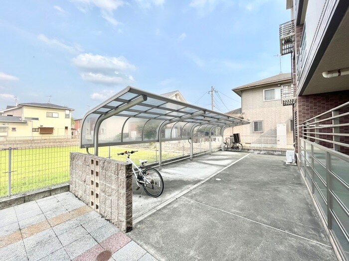 物件外観写真3　(駐輪場)