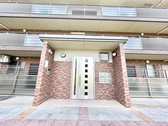 物件外観写真6　(エントランス部分)