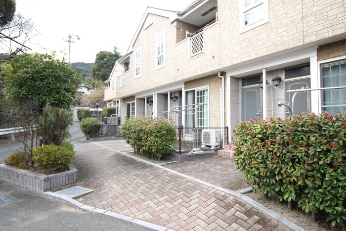 物件外観写真3　(エントランス部分)