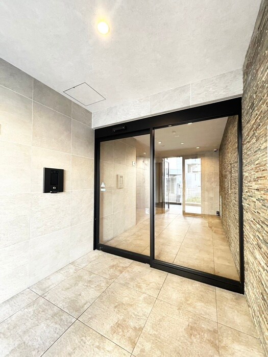 物件外観写真3　(エントランス部分)