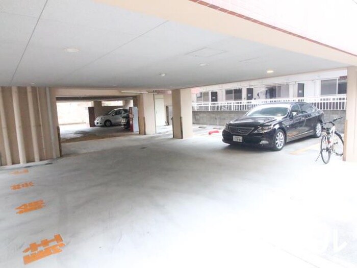 物件外観写真4　(駐車場)