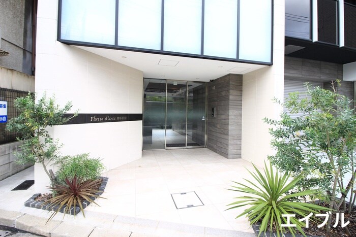 物件外観写真2　(エントランス部分)