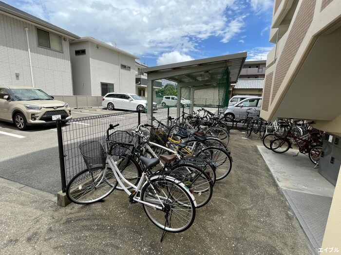 物件外観写真4　(駐輪場)