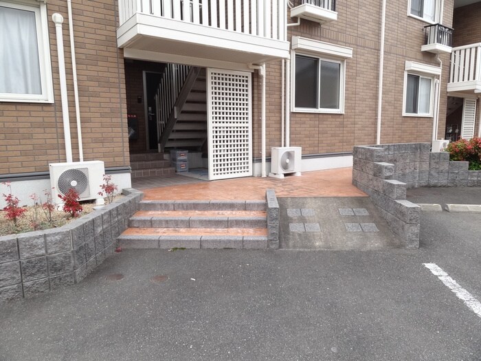 物件外観写真3　(エントランス部分)