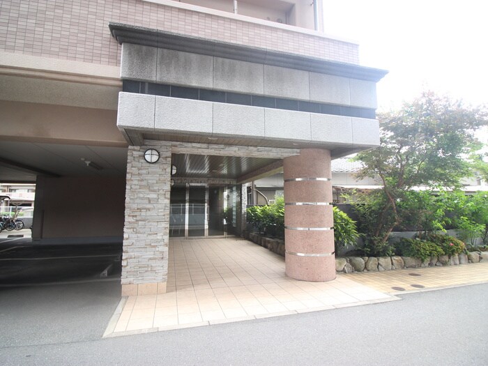 物件外観写真2　(エントランス部分)