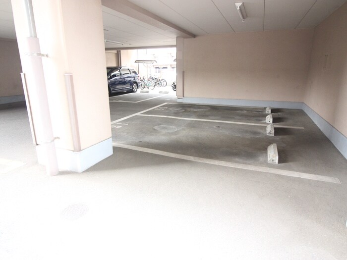 物件外観写真3　(駐車場)