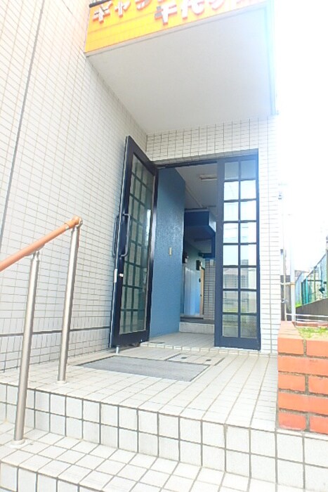 物件外観写真3　(エントランス部分)