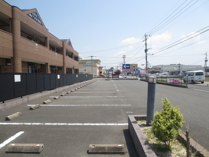 物件外観写真2　(駐車場)