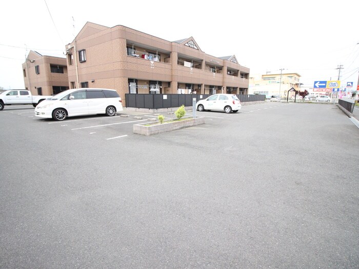 物件外観写真4　(駐車場)