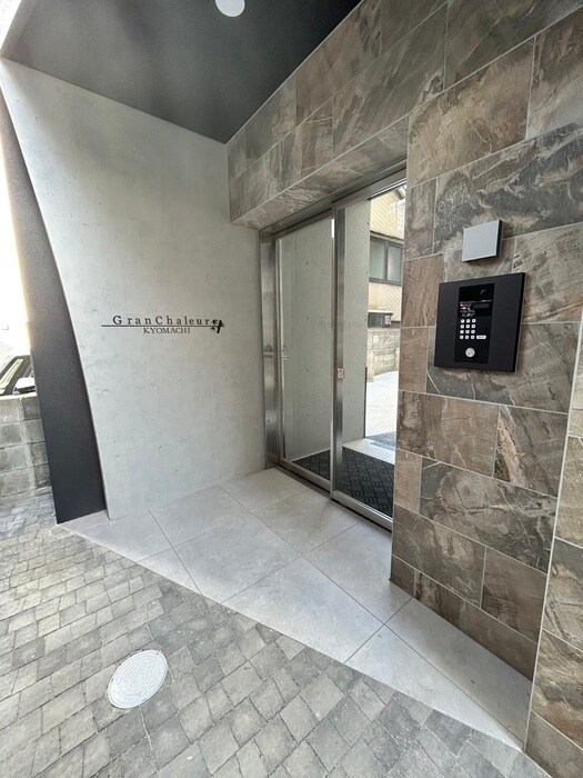 物件外観写真2　(エントランス部分)