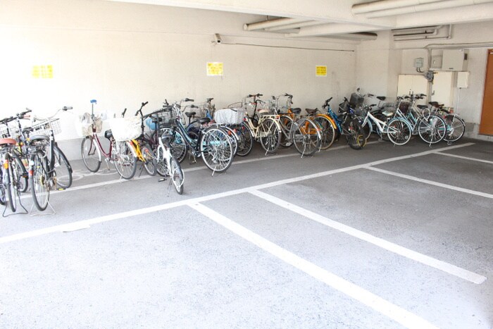 物件外観写真4　(駐輪場)