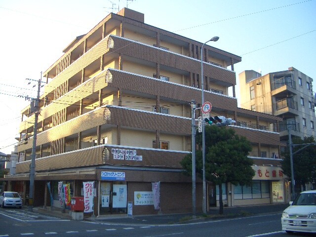 物件外観写真1　(エントランス部分)