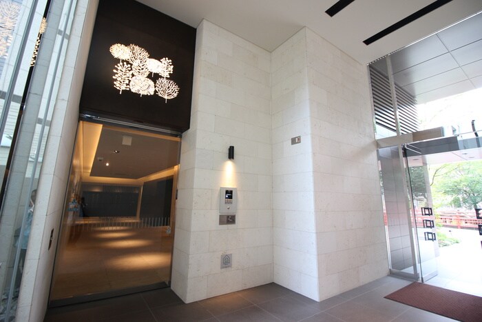 物件外観写真2　(エントランス部分)