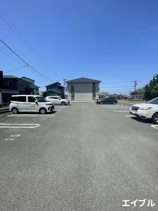 物件外観写真2　(駐車場)
