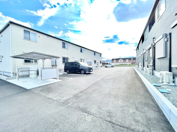 物件外観写真2　(駐車場)