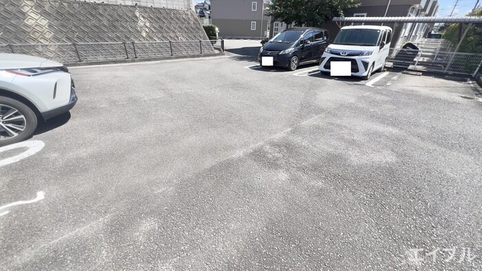 物件外観写真2　(駐車場)