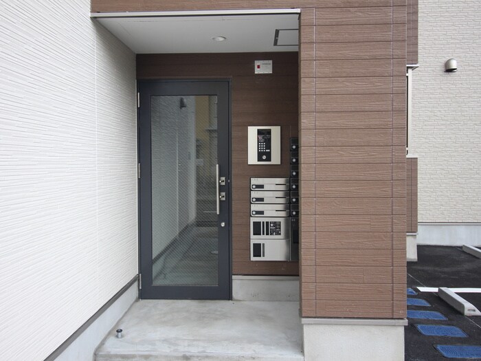物件外観写真4　(エントランス部分)