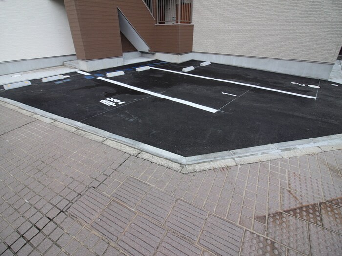 物件外観写真5　(駐車場)