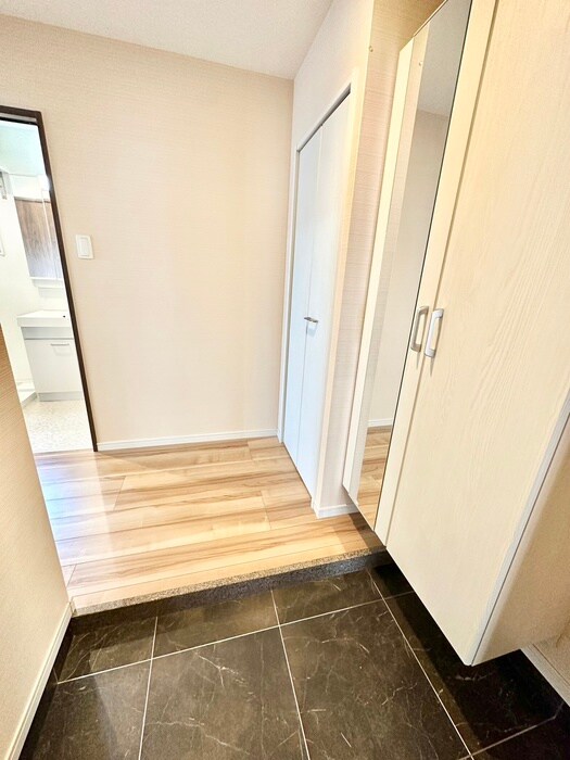 物件内観写真11　(玄関)