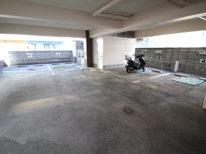 物件外観写真4　(駐車場)