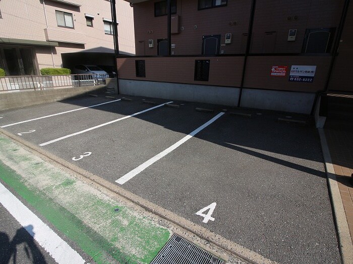 物件外観写真4　(駐車場)