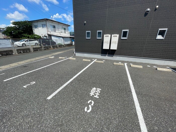 物件外観写真3　(駐車場)