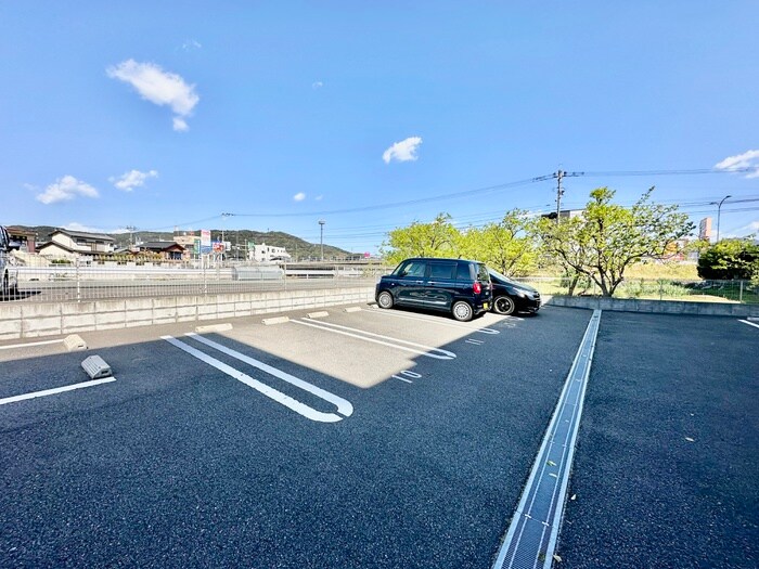 物件外観写真2　(駐車場)