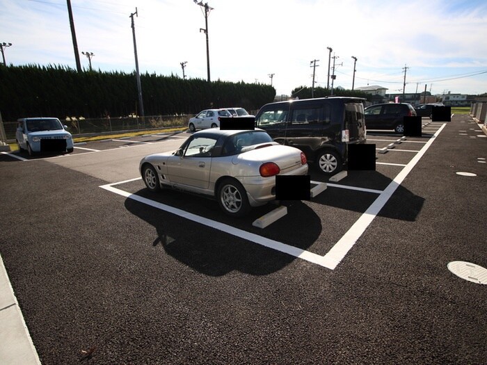 物件外観写真3　(駐車場)