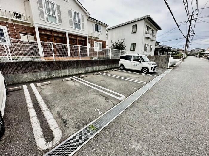 物件外観写真2　(駐車場)