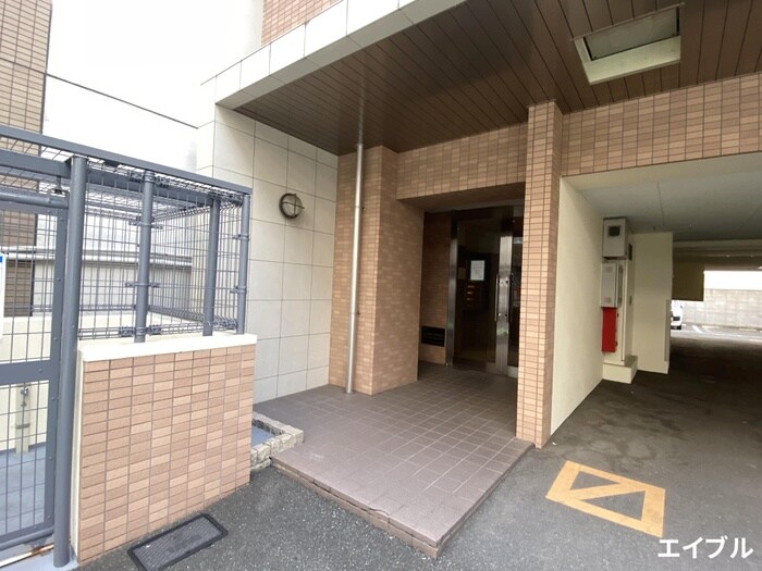 物件外観写真3　(エントランス部分)