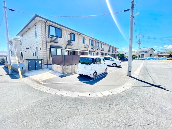 物件外観写真2　(駐車場)