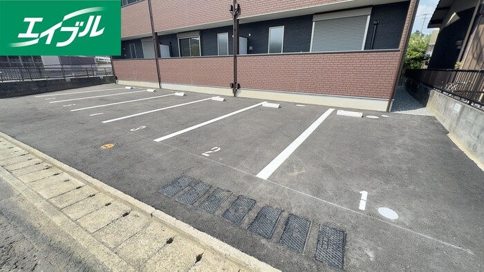 物件外観写真2　(駐車場)