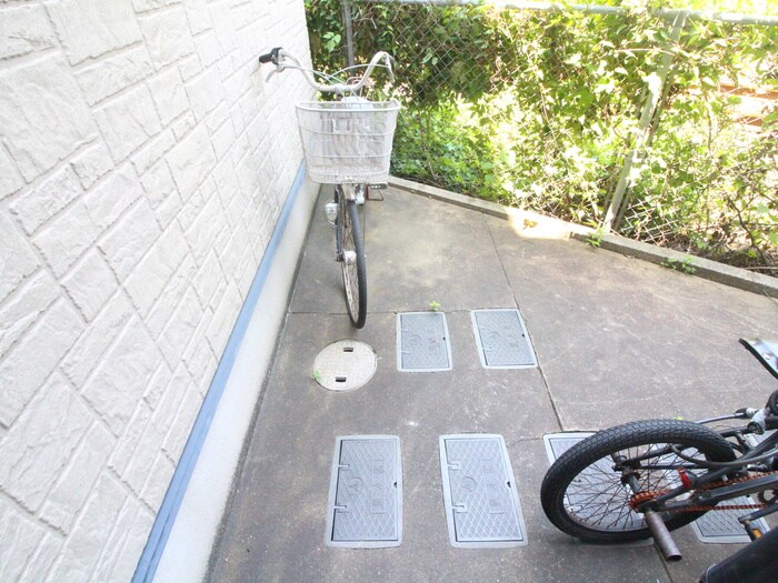 物件外観写真6　(駐輪場)