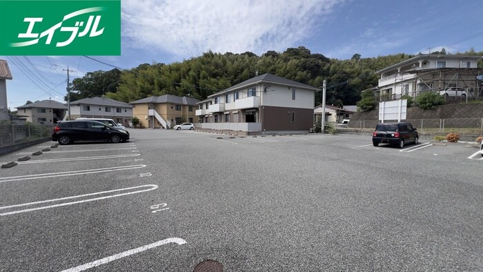 物件外観写真2　(駐車場)