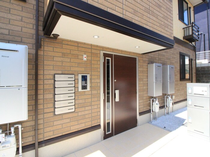 物件外観写真6　(エントランス部分)