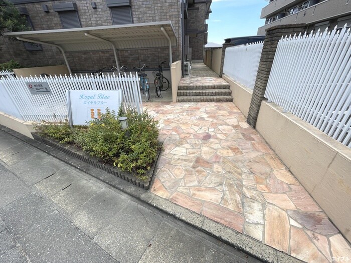 物件外観写真2　(エントランス部分)