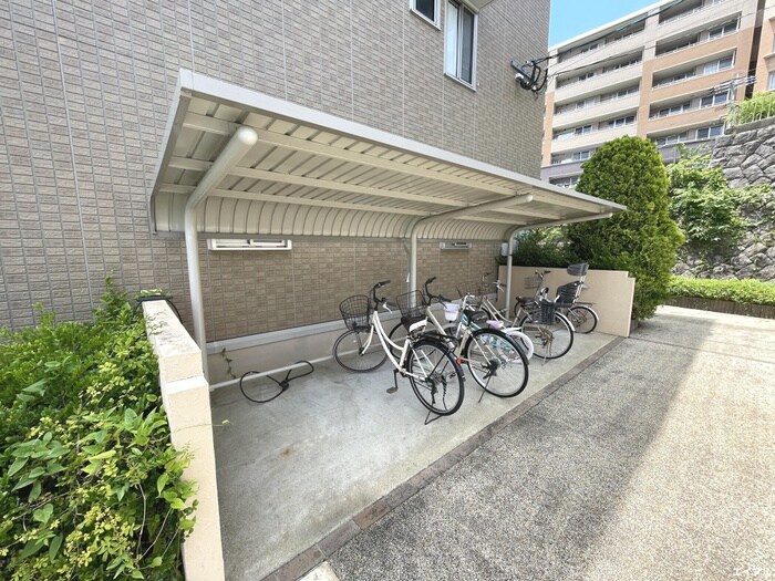 物件外観写真4　(駐輪場)