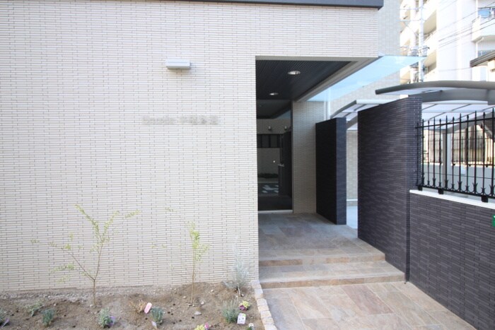 物件外観写真4　(エントランス部分)