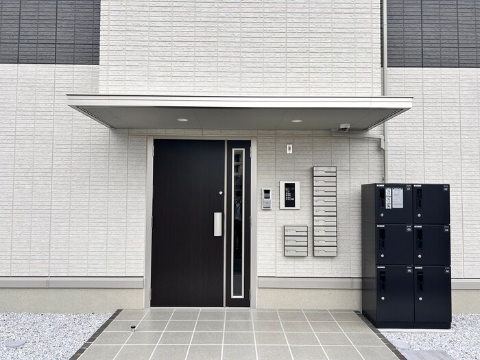 物件外観写真2　(エントランス部分)