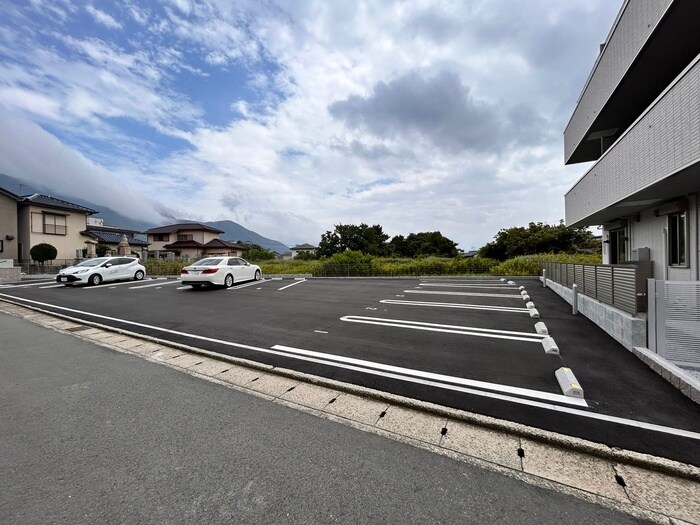 物件外観写真3　(駐車場)