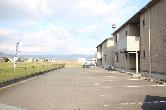 物件外観写真5　(駐車場)